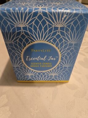 PartyLite Escential Jar Scented Candle — Poinsettia & Musk